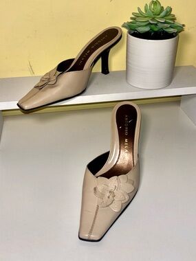Antonio Melani Beige Leather Mule Heels 6 Square Toe Floral Kitten Heel Slip On